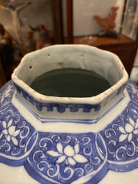Une paire de vases couverts en porcelaine de Chine en bleu et blanc &agrave; d&eacute;cor de figures dans un paysage, &eacute;poque Transition