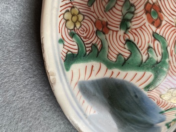 Une paire de vases couverts en porcelaine de Chine wucai, &eacute;poque Transition