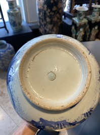 Un vase de forme bouteille en porcelaine de Chine en bleu et blanc figurant un l&eacute;zard, une grenouille et deux papillons, &eacute;poque Transition