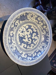 Un important plat en porcelaine de Chine en bleu et blanc &agrave; d&eacute;cor d'un dragon, Chine, Ming, 2&egrave;me moiti&eacute; du 15&egrave;me