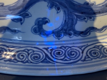 Un important plat en porcelaine de Chine en bleu et blanc &agrave; d&eacute;cor d'un dragon, Chine, Ming, 2&egrave;me moiti&eacute; du 15&egrave;me