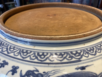 Un important plat en porcelaine de Chine en bleu et blanc &agrave; d&eacute;cor d'un dragon, Chine, Ming, 2&egrave;me moiti&eacute; du 15&egrave;me