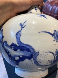 Un vase de forme bouteille en porcelaine de Chine en bleu et blanc figurant un l&eacute;zard, une grenouille et deux papillons, &eacute;poque Transition