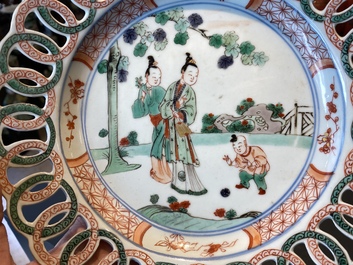 Une paire d'assiettes en porcelaine de Chine famille verte aux ailes ajour&eacute;es, Kangxi