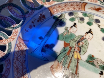 Une paire d'assiettes en porcelaine de Chine famille verte aux ailes ajour&eacute;es, Kangxi