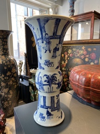 Een Chinese blauw-witte 'gu' vaas met verhalend decor, Chenghua merk, Kangxi