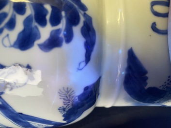 Een Chinese blauw-witte 'gu' vaas met verhalend decor, Chenghua merk, Kangxi