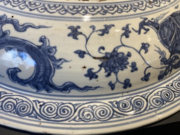 Un important plat en porcelaine de Chine en bleu et blanc &agrave; d&eacute;cor d'un dragon, Chine, Ming, 2&egrave;me moiti&eacute; du 15&egrave;me