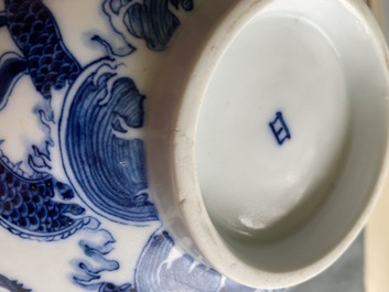 Une paire de bols en porcelaine de Chine 'Bleu de Hue' pour le Vietnam, 20&egrave;me