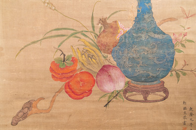 Yu Xing (1692 - 1767): 'Vase fleuri entour&eacute; de fruits', encre et couleurs sur papier