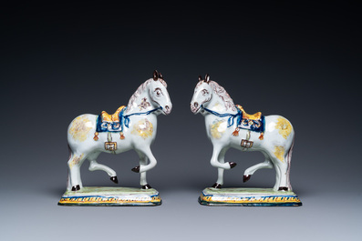 Une paire de chevaux en fa&iuml;ence polychrome de Delft, 18&egrave;me