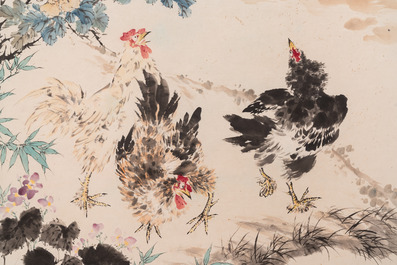 Wang Xuetao (1903-1982): 'Des coqs aupr&egrave;s d'un arbuste de pivoines', encre et couleurs sur papier