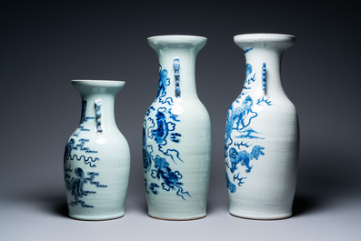 Drie Chinese blauw-witte en celadon vazen met boeddhistische leeuwen, 19e eeuw
