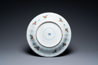 Une paire de plats en porcelaine de Chine famille verte &agrave; d&eacute;cor d'animaux mythiques, Kangxi