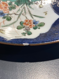 Un vase et un plat en porcelaine de Chine famille verte &agrave; fond bleu poudr&eacute;, Kangxi