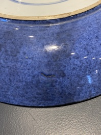 Un vase et un plat en porcelaine de Chine famille verte &agrave; fond bleu poudr&eacute;, Kangxi