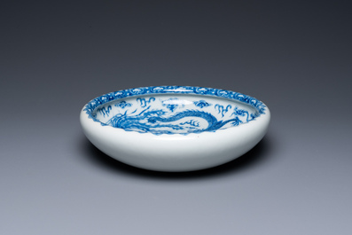 Un lave-pinceaux en porcelaine de Chine en bleu et blanc, marque de Qianlong, R&eacute;publique