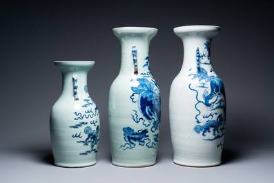 Drie Chinese blauw-witte en celadon vazen met boeddhistische leeuwen, 19e eeuw