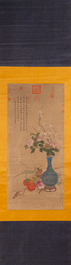 Yu Xing (1692 - 1767): 'Vase fleuri entour&eacute; de fruits', encre et couleurs sur papier