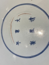 Un important plat en porcelaine de Chine en bleu et blanc, marque de Kangxi, 19&egrave;me