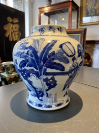 Een Chinese blauw-witte dekselvaas met figuratief decor, Chenghua merk, Kangxi