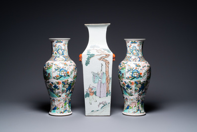 Un vase de forme carr&eacute;e en porcelaine de Chine qianjiang cai sign&eacute; Wang Peizhang et une paire en porcelaine de Samson, 19&egrave;me