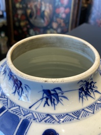 Un vase couvert en porcelaine de Chine en bleu et blanc, marque de Chenghua, Kangxi