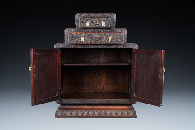Un cabinet de curiosit&eacute;s de type 'duo bao ge' en bois de zitan orn&eacute; de dragons aux cinq griffes, Qing