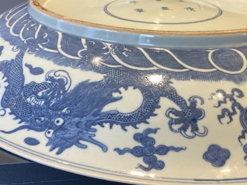 Een zeer grote Chinese blauw-witte 'draken' schotel, Kangxi merk, 19e eeuw