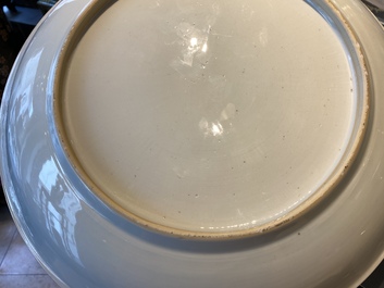 Un plat en porcelaine de Chine surd&eacute;cor&eacute; aux Pays-Bas &agrave; d&eacute;cor d'un p&ecirc;cheur, Yongzheng/Qianlong