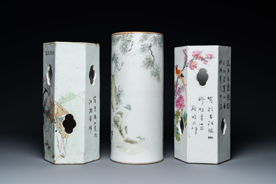 Trois porte-chapeaux en porcelaine de Chine qianjiang cai, le gauche sign&eacute; Jiang Chaozong et dat&eacute; 1897