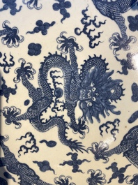 Een zeer grote Chinese blauw-witte 'draken' schotel, Kangxi merk, 19e eeuw