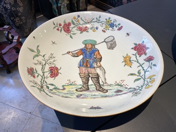 Un plat en porcelaine de Chine surd&eacute;cor&eacute; aux Pays-Bas &agrave; d&eacute;cor d'un p&ecirc;cheur, Yongzheng/Qianlong