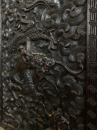 Een Chinees zitanhouten 'duo bao ge' rariteitenkabinet met vijfklauwige draken, Qing