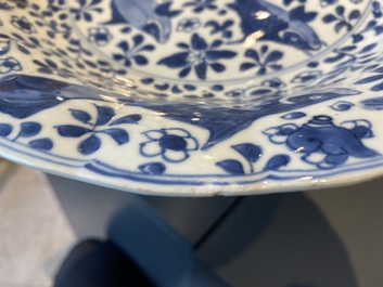 Une paire de plats godronn&eacute;s en porcelaine de Chine en bleu et blanc &agrave; d&eacute;cor de poissons, Kangxi