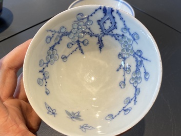 Quatre bols en porcelaine de Chine famille rose et en bleu et blanc, 19/20&egrave;me