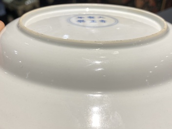 Une paire d'assiettes en porcelaine de Chine famille rose coquille d'oeuf, marque et &eacute;poque de Yongzheng