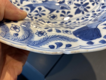 Une paire de plats godronn&eacute;s en porcelaine de Chine en bleu et blanc &agrave; d&eacute;cor de poissons, Kangxi