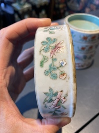 Une bo&icirc;te couverte &agrave; cinq pi&egrave;ces en porcelaine de Chine famille rose, Jiaqing