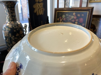 Een paar Chinese blauw-witte plooischotels met vissen, Kangxi