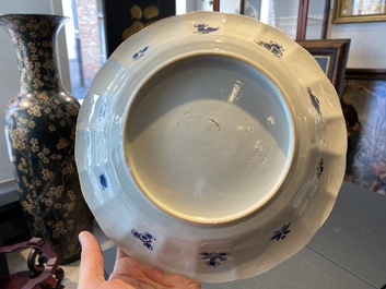 Een paar Chinese blauw-witte plooischotels met vissen, Kangxi