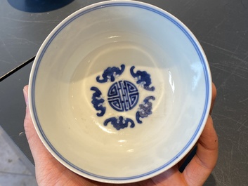 Quatre bols en porcelaine de Chine famille rose et en bleu et blanc, 19/20&egrave;me