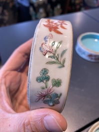 Une bo&icirc;te couverte &agrave; cinq pi&egrave;ces en porcelaine de Chine famille rose, Jiaqing