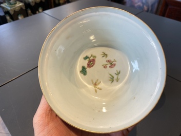 Quatre bols en porcelaine de Chine famille rose et en bleu et blanc, 19/20&egrave;me