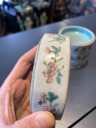 Une bo&icirc;te couverte &agrave; cinq pi&egrave;ces en porcelaine de Chine famille rose, Jiaqing