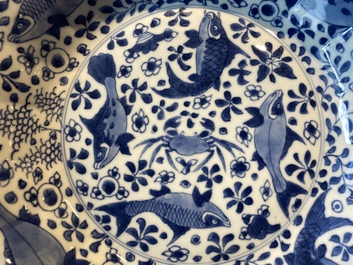 Une paire de plats godronn&eacute;s en porcelaine de Chine en bleu et blanc &agrave; d&eacute;cor de poissons, Kangxi