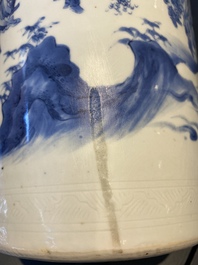 Un vase en porcelaine de Chine en bleu et blanc &agrave; d&eacute;cor d'Immortels dans un paysage, &eacute;poque Transition