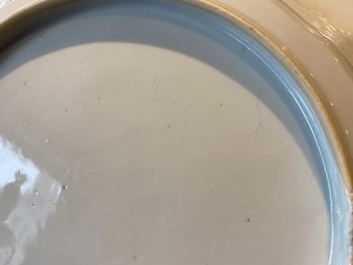 Une paire de plats godronn&eacute;s en porcelaine de Chine en bleu et blanc &agrave; d&eacute;cor de poissons, Kangxi