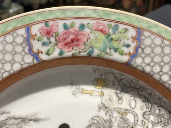 Een paar Chinese famille rose eierschaal borden met fijn grisaille en verguld decor, Yongzheng merk en periode