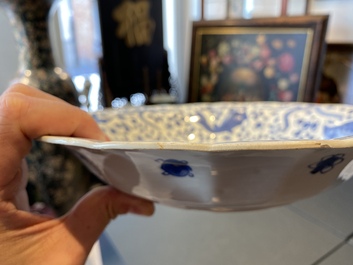 Een paar Chinese blauw-witte plooischotels met vissen, Kangxi